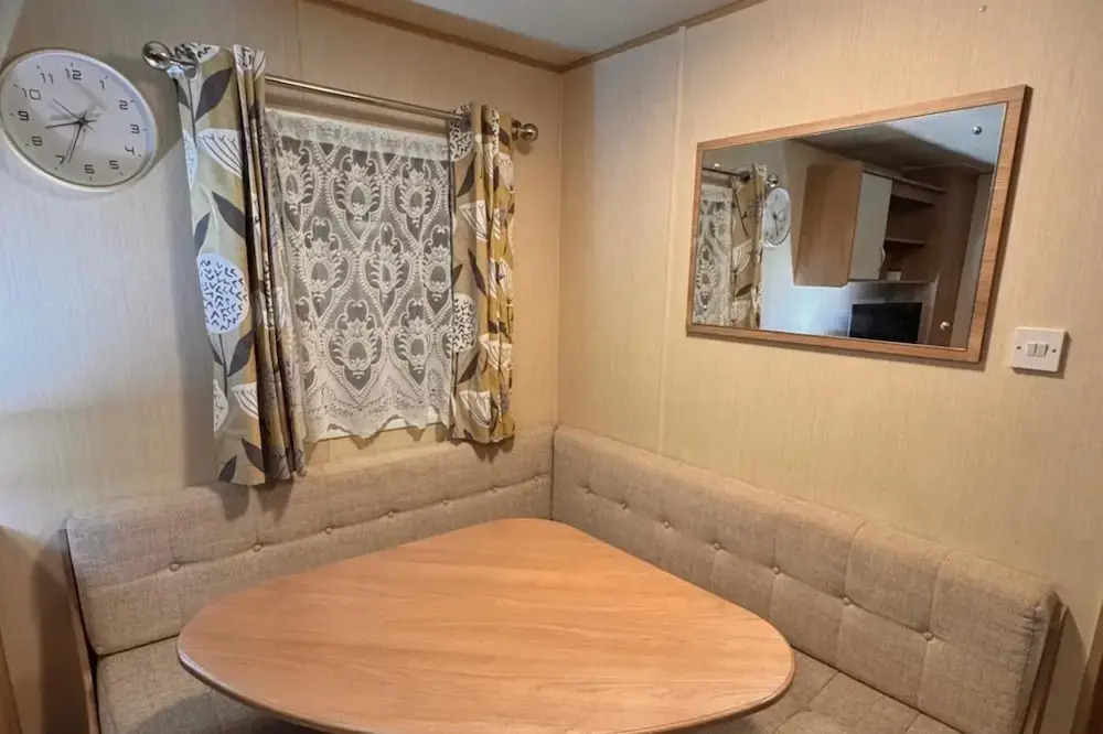 2 Bed Caravan - Sleeps 6 - Pet Friendly, Parking