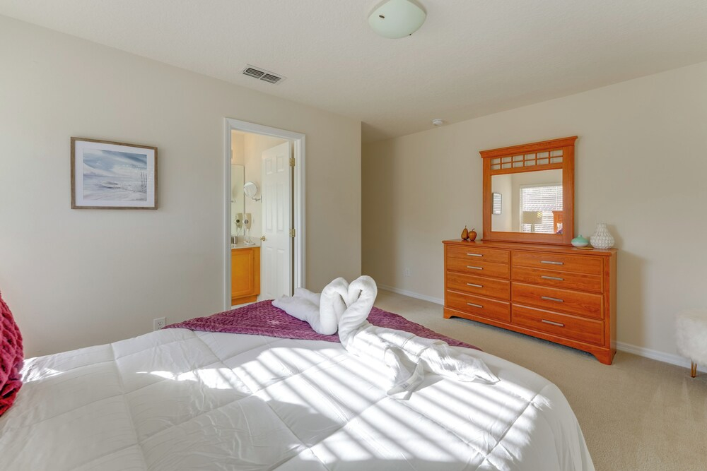 Poolside Living: Family Retreat 12 Mi to Disney