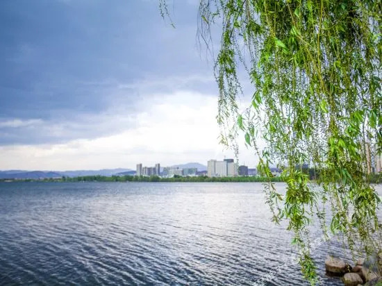 Linghai Holiday Hotel