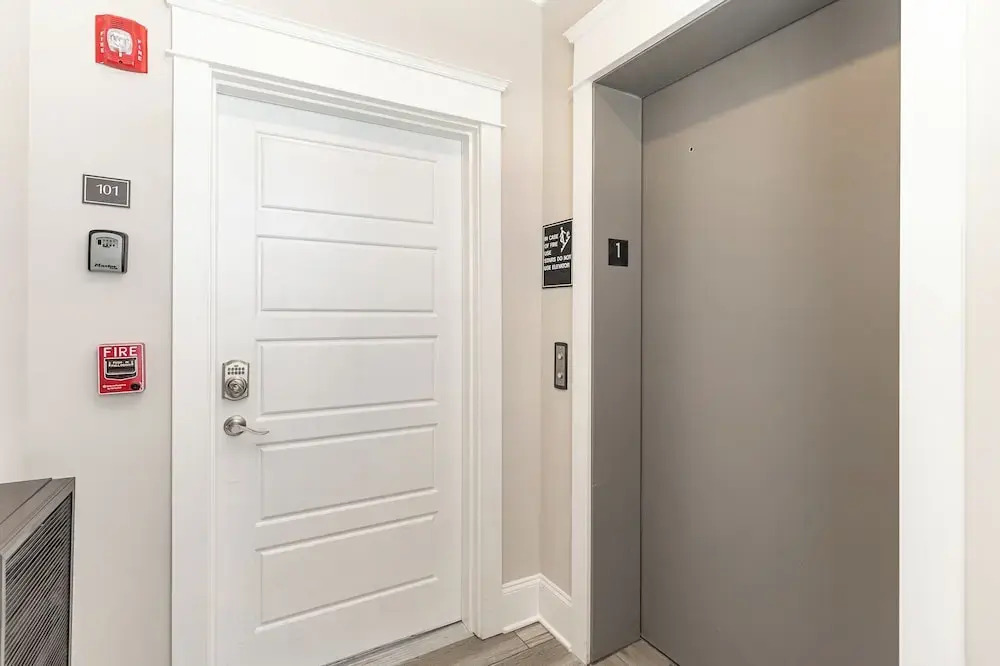 Ivory - Private Porch - Walk to Centennial Park