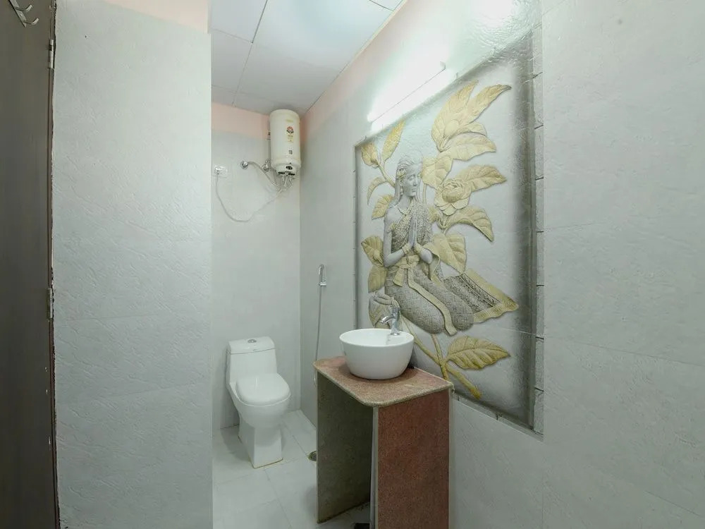 OYO 23606 Hotel Danaria