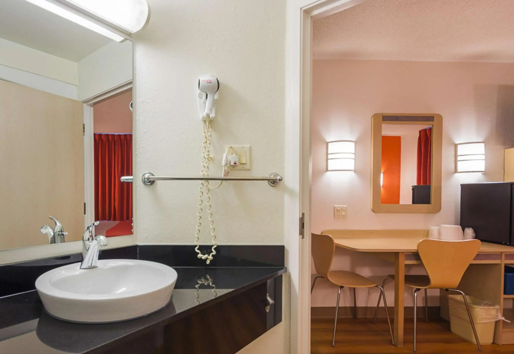 Motel 6-Whitby, ON - Toronto East