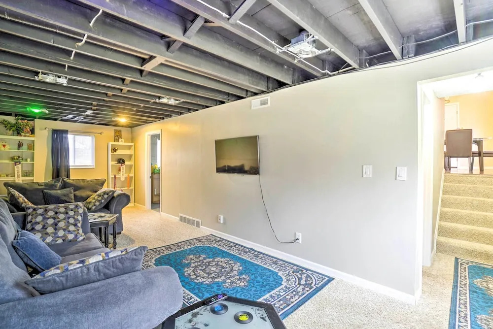 Charming Columbus Home ~ 7 Mi to Ohio State!