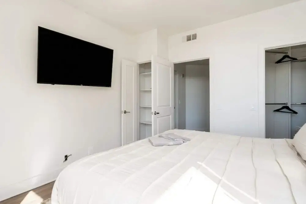 Sleek Marina Den, Central, Gym, Pool, King Bed