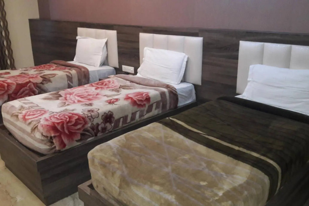 OYO 23595 Hotel Tajway Inn