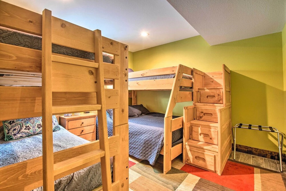 Luxe Updated Home w/ Grill + Hot Tub: 4 Mi to Rmnp