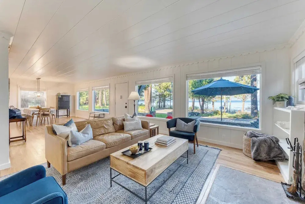 West Shore Lake House by Avantstay Ski Cabin w/ Backyard Sledding Hill!