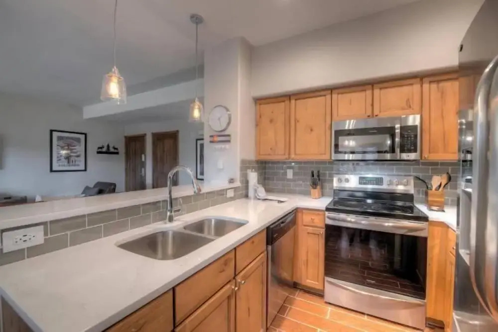Snowflake Lift Neighborhood - 3 Bedroom Condo - 1 Block to Lift!