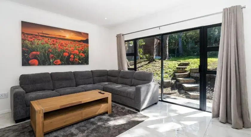 Hout Bay Gem - Elise Way