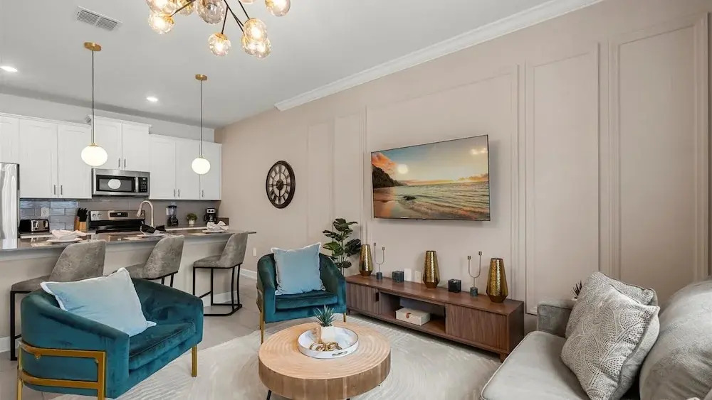 Contemporary Townhouse w BBQ & Pool Sleeps 12