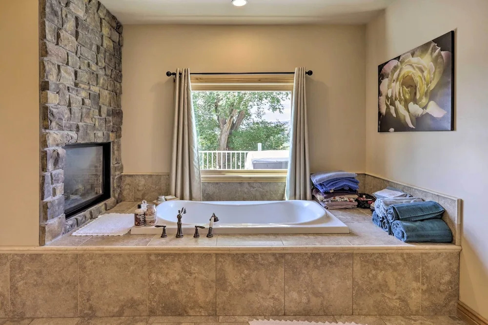 Fruita Victorian Home w/ Hot Tub + Mountains!