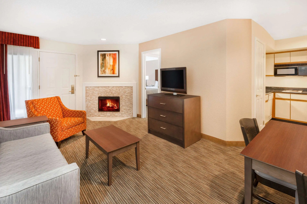 Birch Hill Suites Detroit-Warren