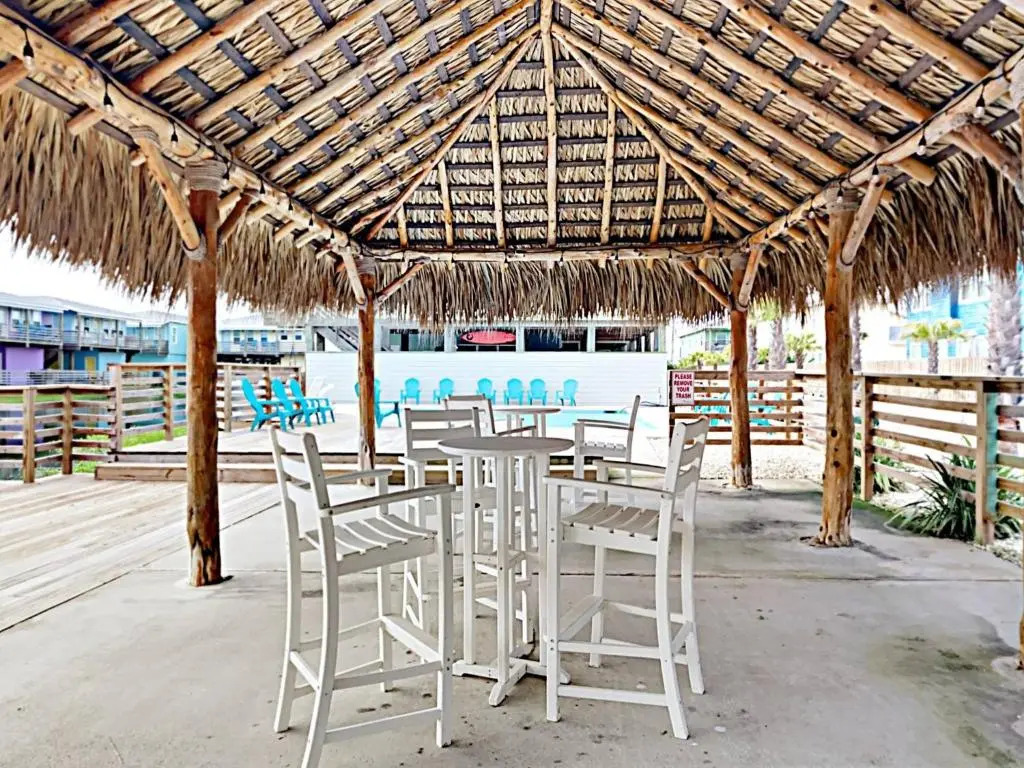 OV23 House on Stilts with Beachy Decor, Located near Beach, Balcony, Shared Pool
