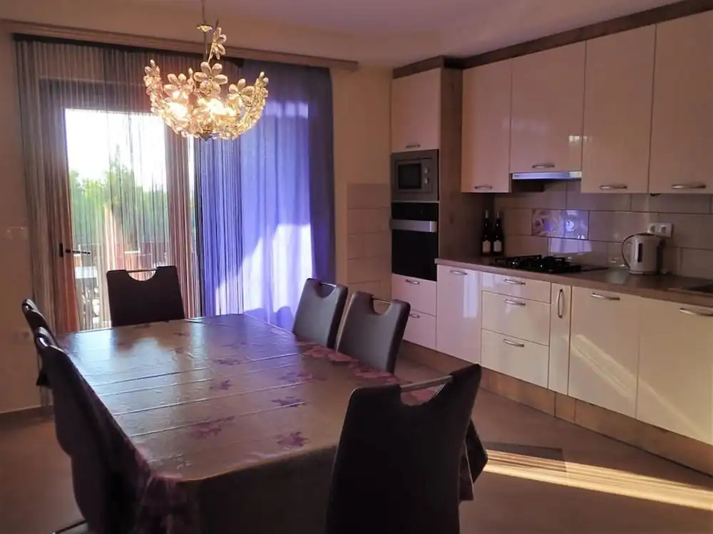 Lovely 3 Bedroom Holiday Home With Nice Covered Terrace, Near the Sea