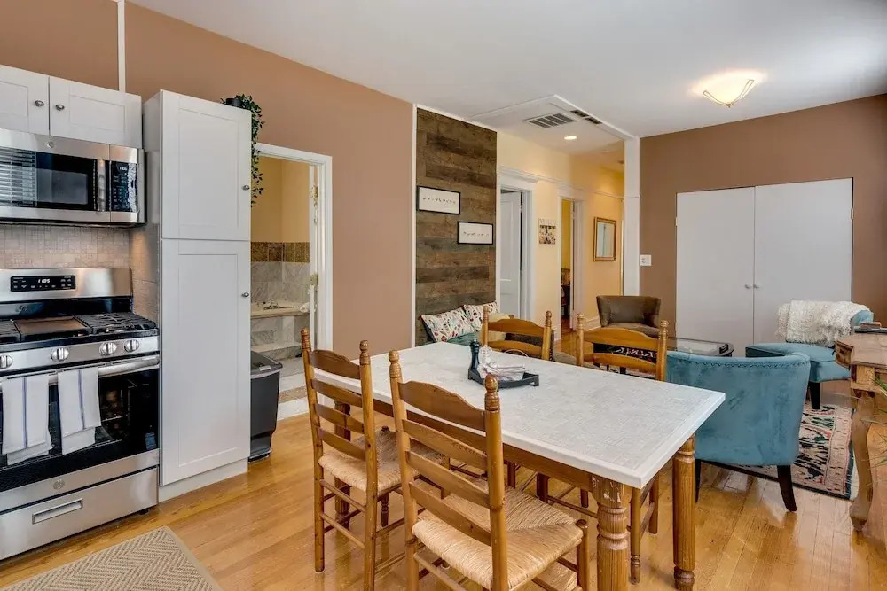 Warm & Comforting 4BR 2BA in Andersonville by AllSet Turnover