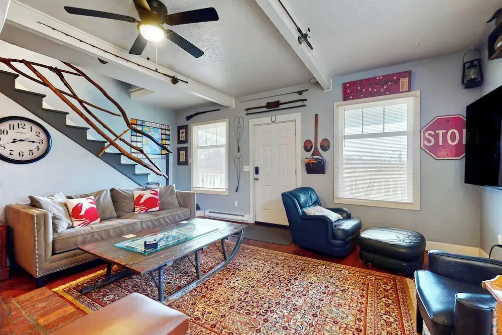 3 BR Cozy Cottage: w/ Hot Tub & Wifi