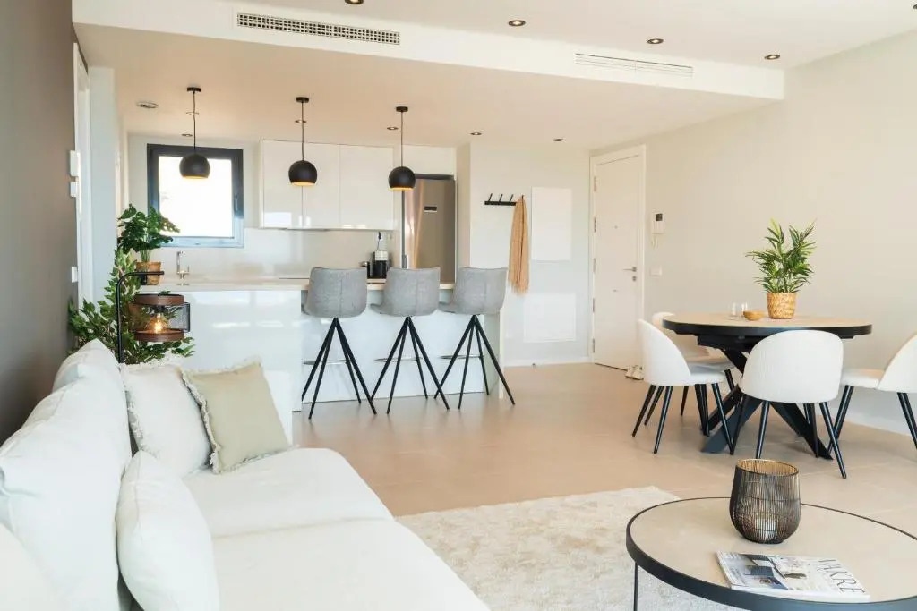 Stunning modern 4 bedroom apartment by the beach