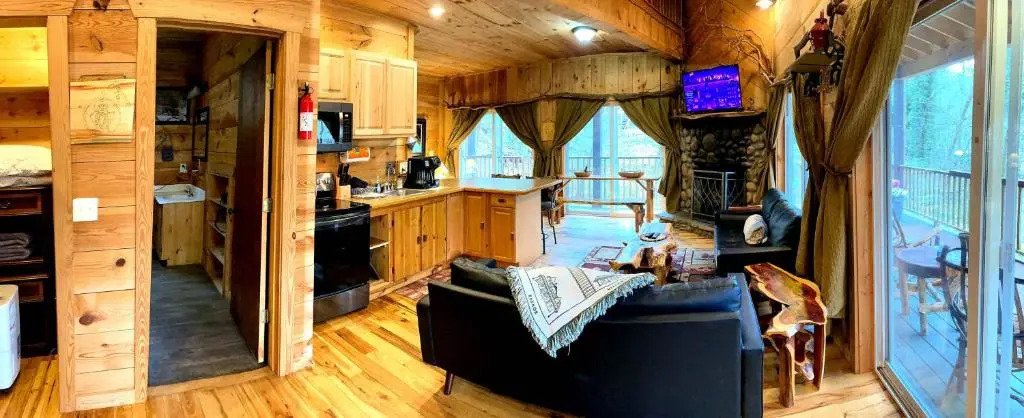 The TreeHouse - Rocking Chair Deck with Hot Tub below, Walking Distance to Downtown Helen, Sleeps 5