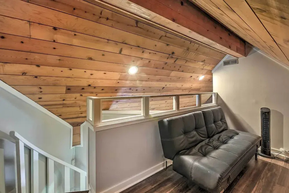 Deck & Mtn Views: 'fain Chalet' in Kingsport