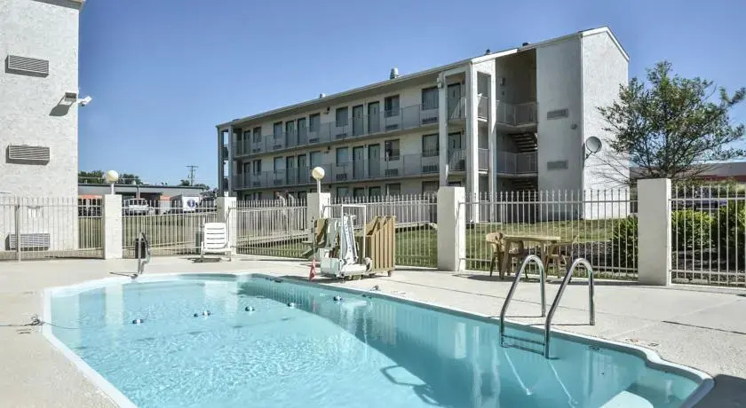 Motel 6 Topeka West
