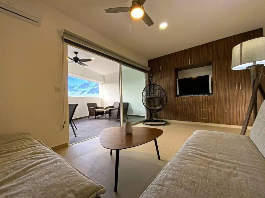 Luxury Condo 10 min walk from the Beach