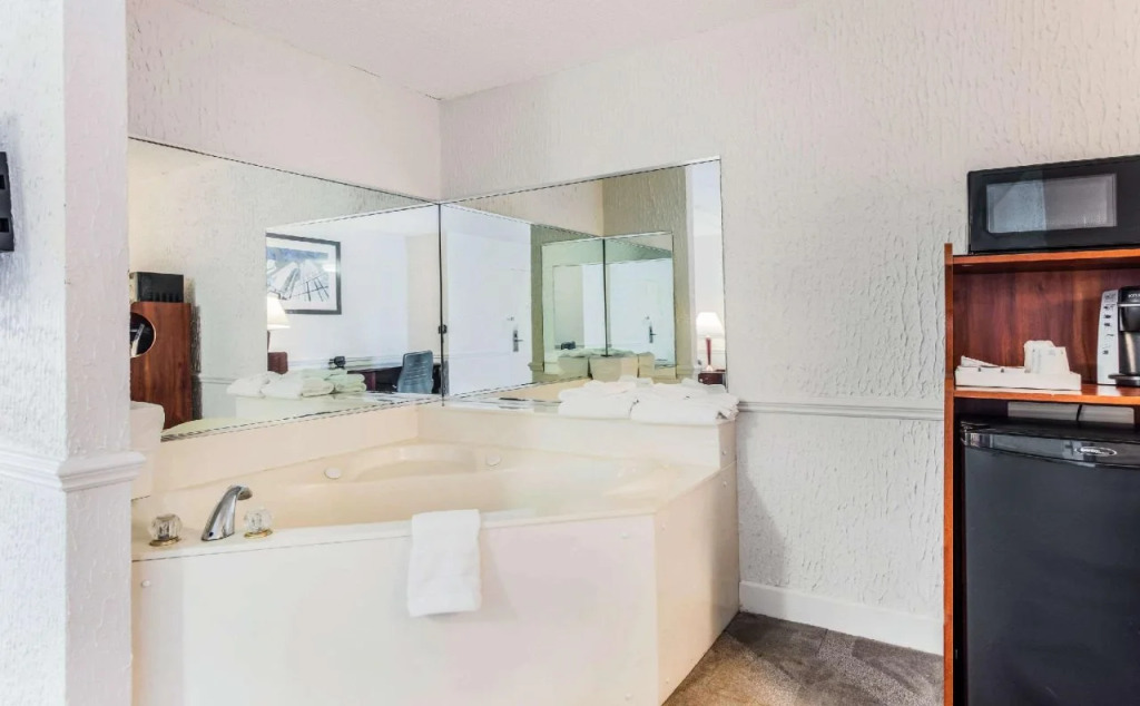 The Blu Hotel Blue Ash Cincinnati, an Ascend Collection Hotel