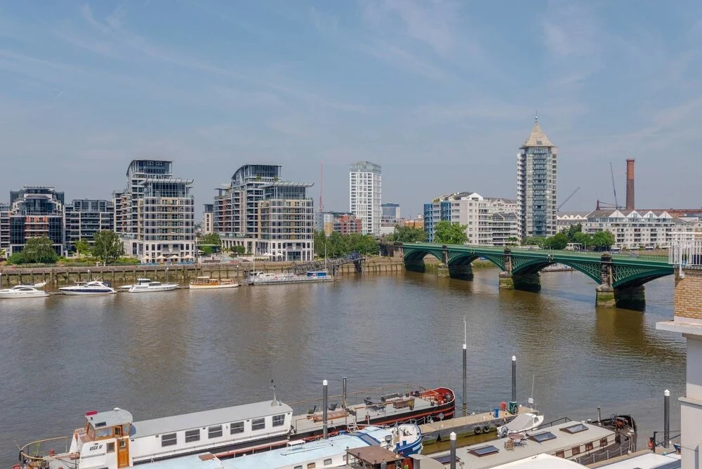 Lovely 1BR Home by River Thames W/balcony 2 Guests