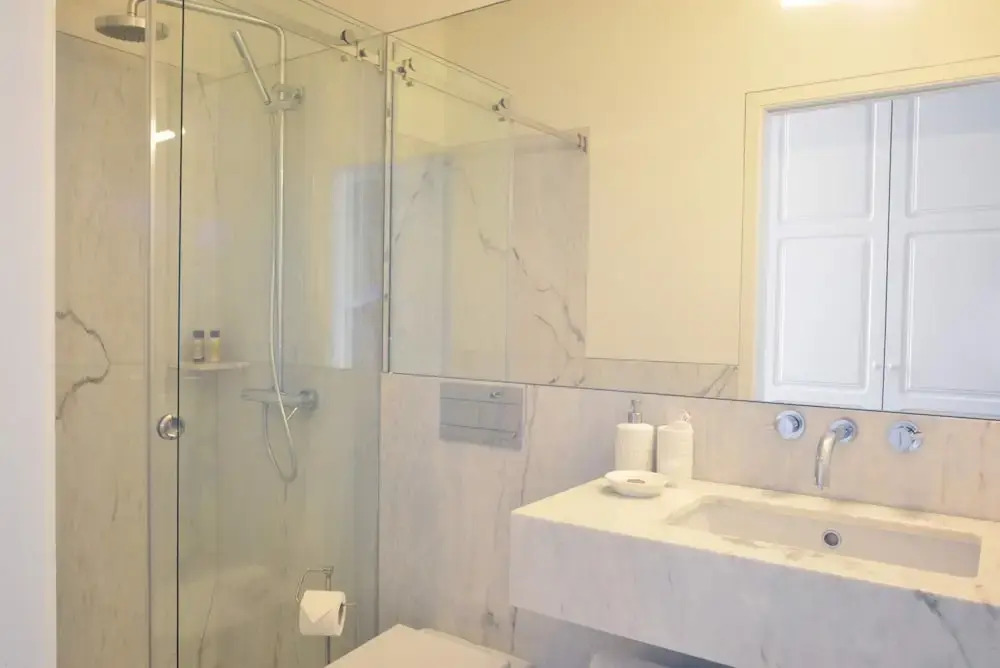 Spacious City Apartment With Modern Amenities
