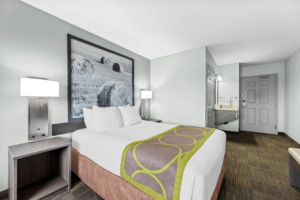 Super 8 by Wyndham Saskatoon Near Saskatoon Airport