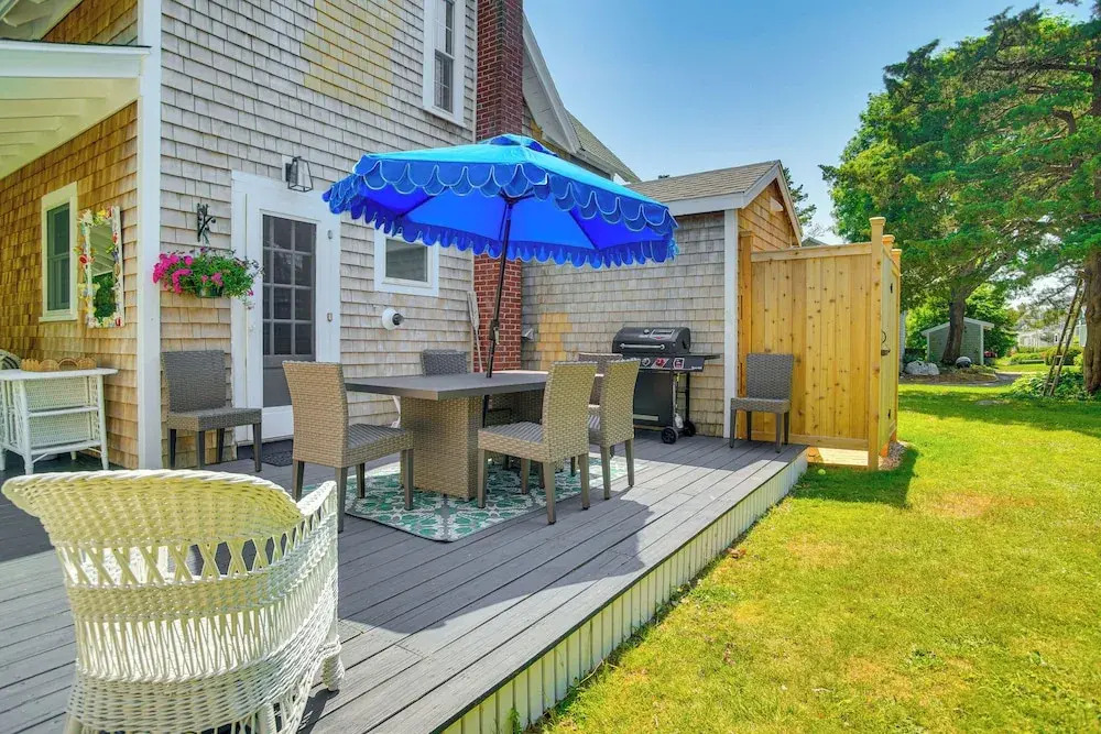 Walk to 2 Beaches! Group-friendly Pocasset Home
