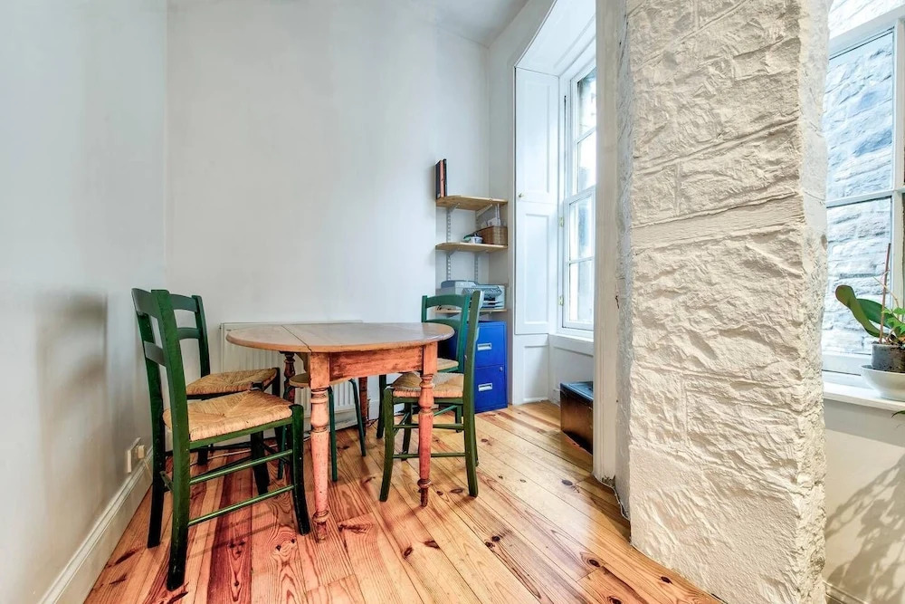 Heart of the City: St Andrew Square 2bed/2bath Apt