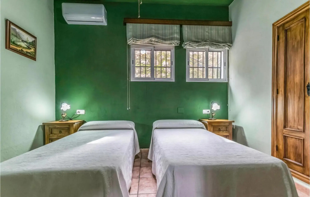 Amazing home in Crdoba with 4 Bedrooms, Private swimming pool and Outdoor swimming pool
