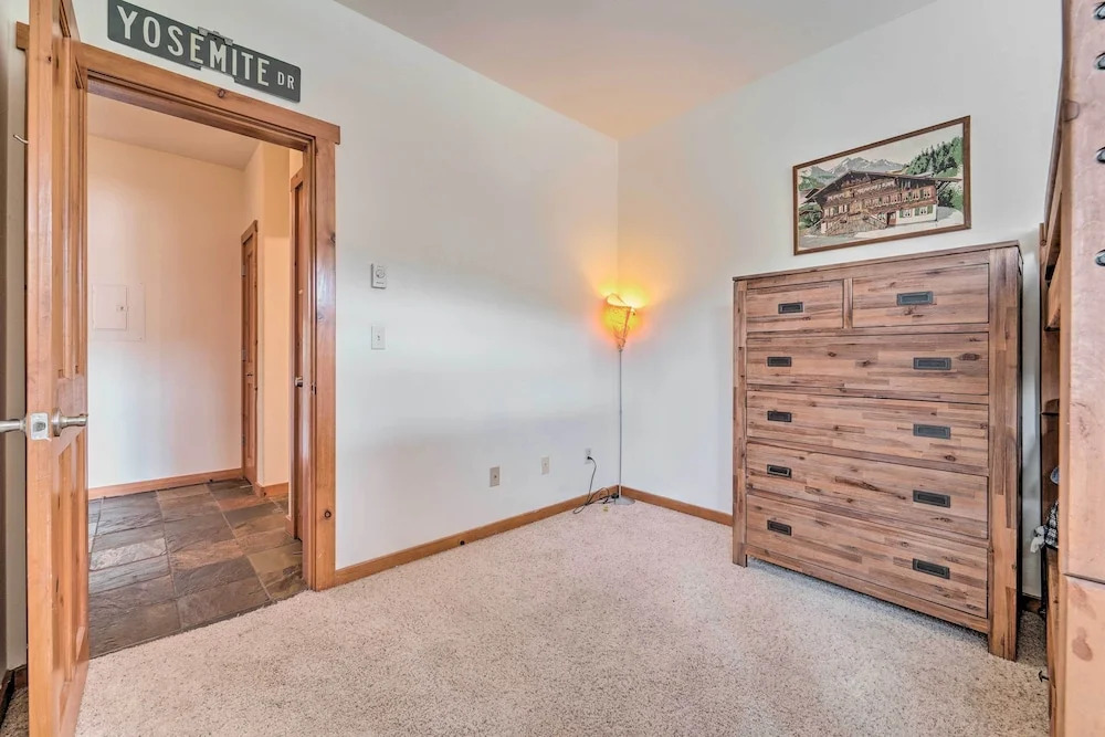 2 Mi to Donner Lake: Walkable Truckee Condo!