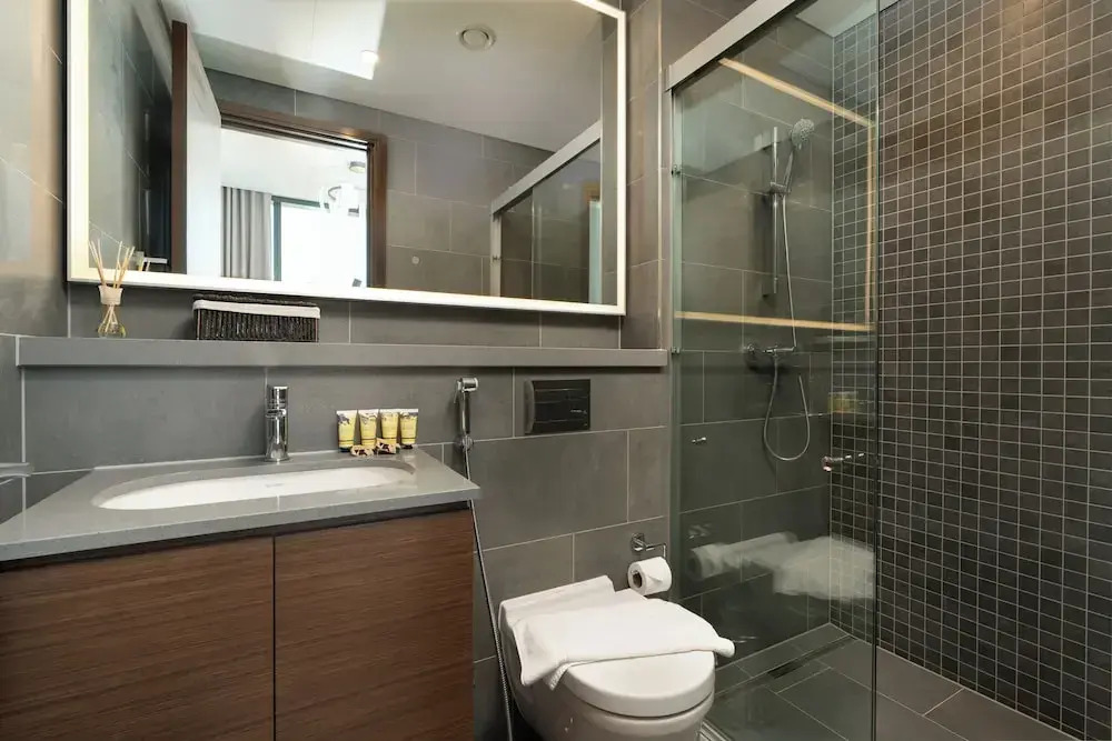 PVH - Stylish 1BR with Study - The Crest