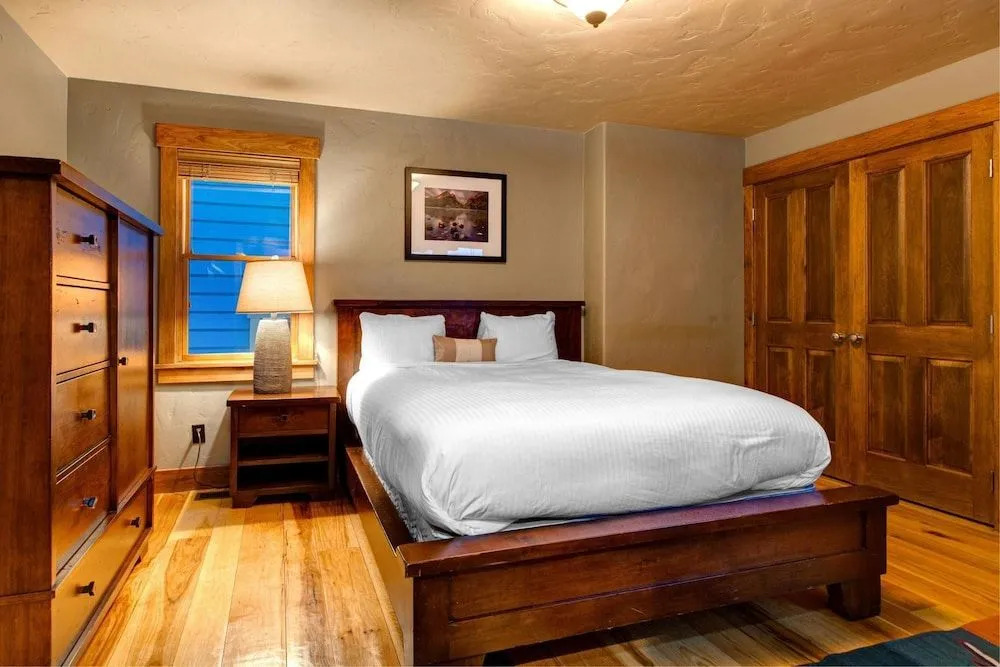 Upper Woodside Luxury 3 Bedroom Home