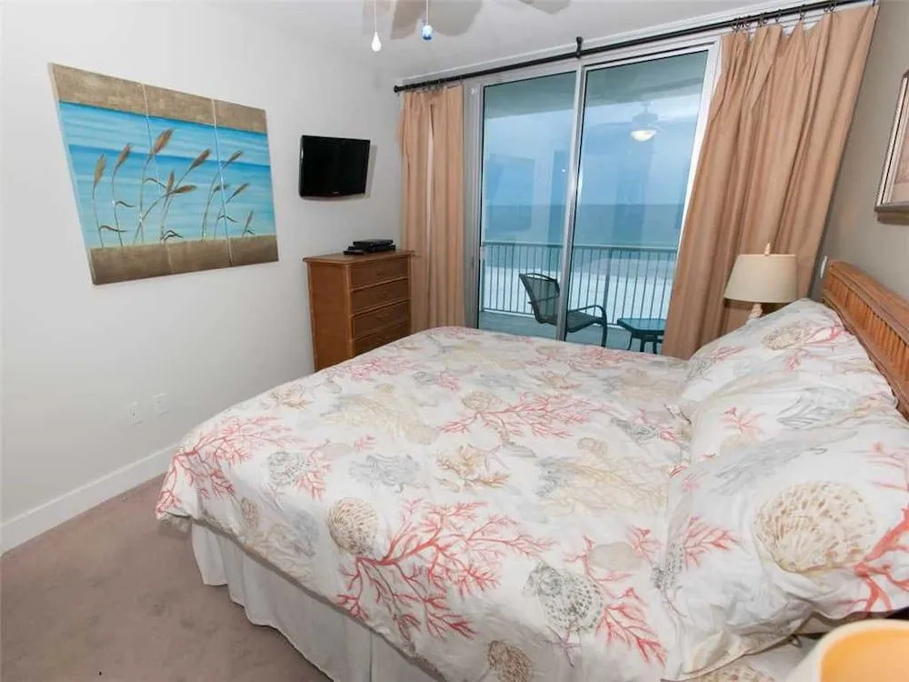 Island Tower 602 - 3 Br condo by RedAwning