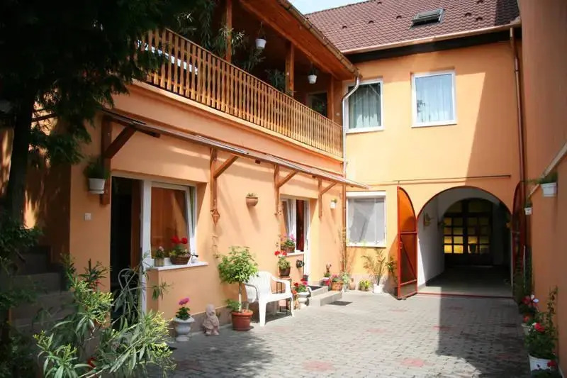 Amulett Apartmanház