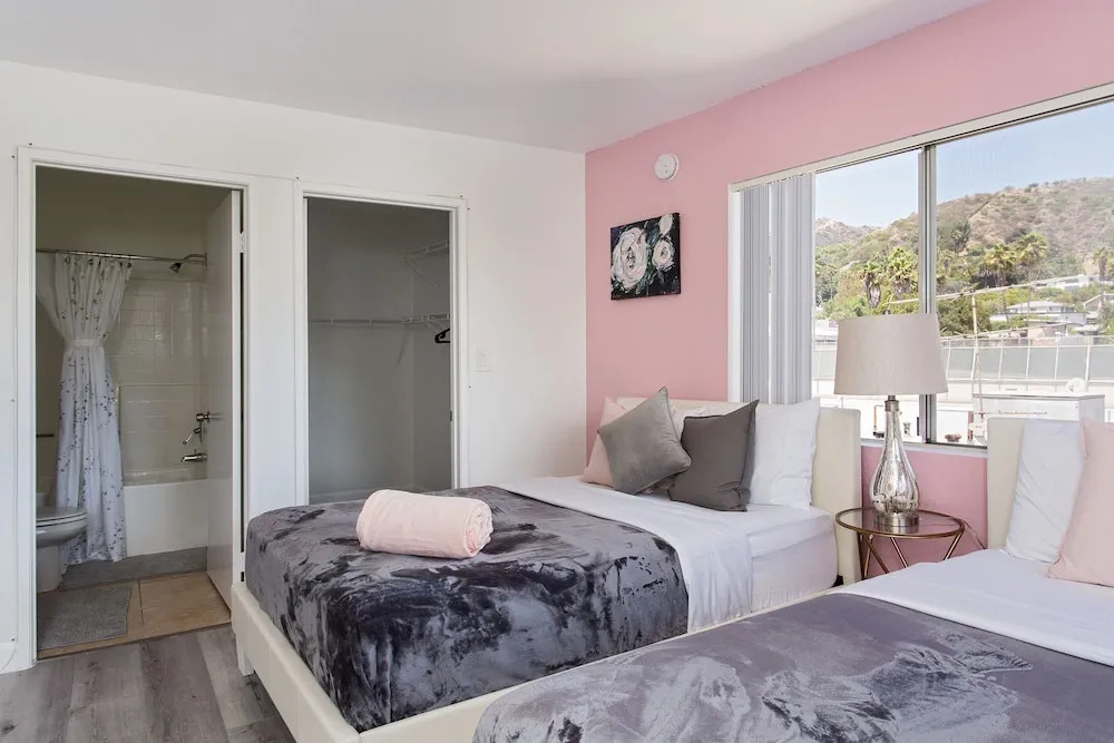 Extravagant Hollywood Cosmo Suites