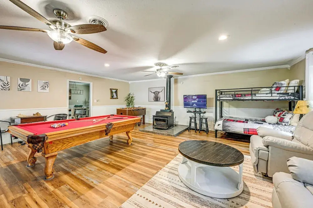 ~ 1 Mi to Dollywood: Home w/ Hot Tub & Grill