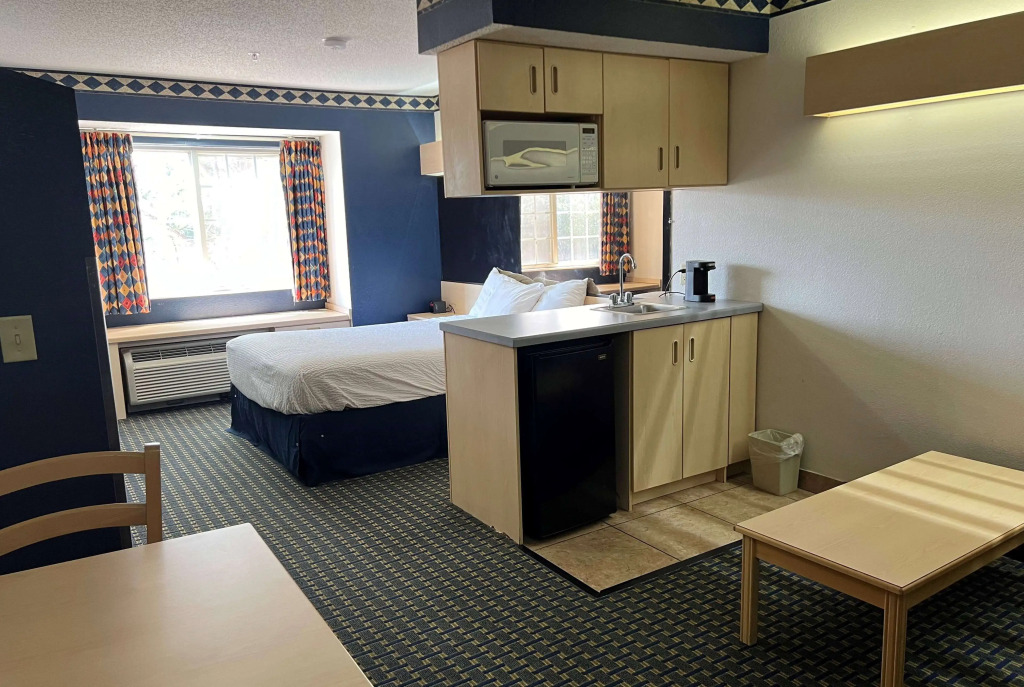 Days Inn & Suites by Wyndham Hutchinson