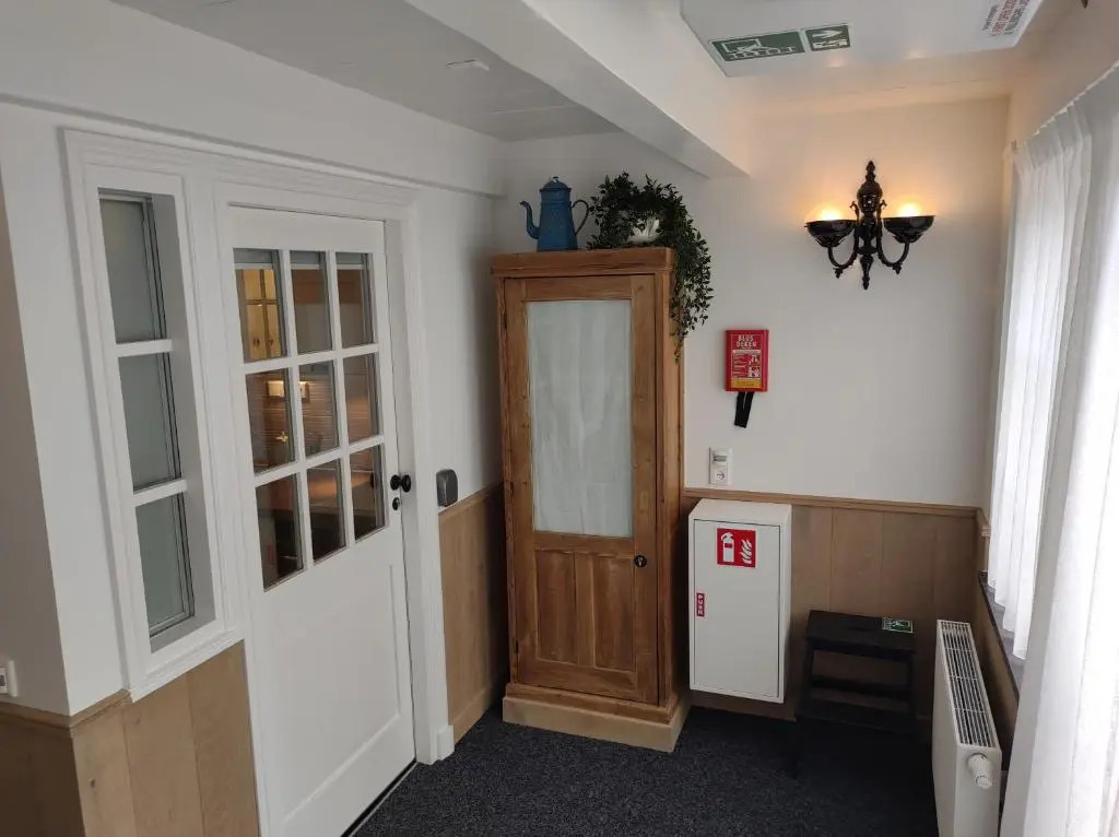 VRYE HEERLYKHEYD ( adults only ) studio 2