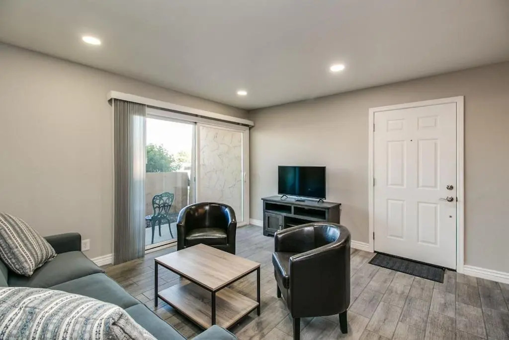 Stylish Updated 2 Bdrm Near Old Town Scottsdale!
