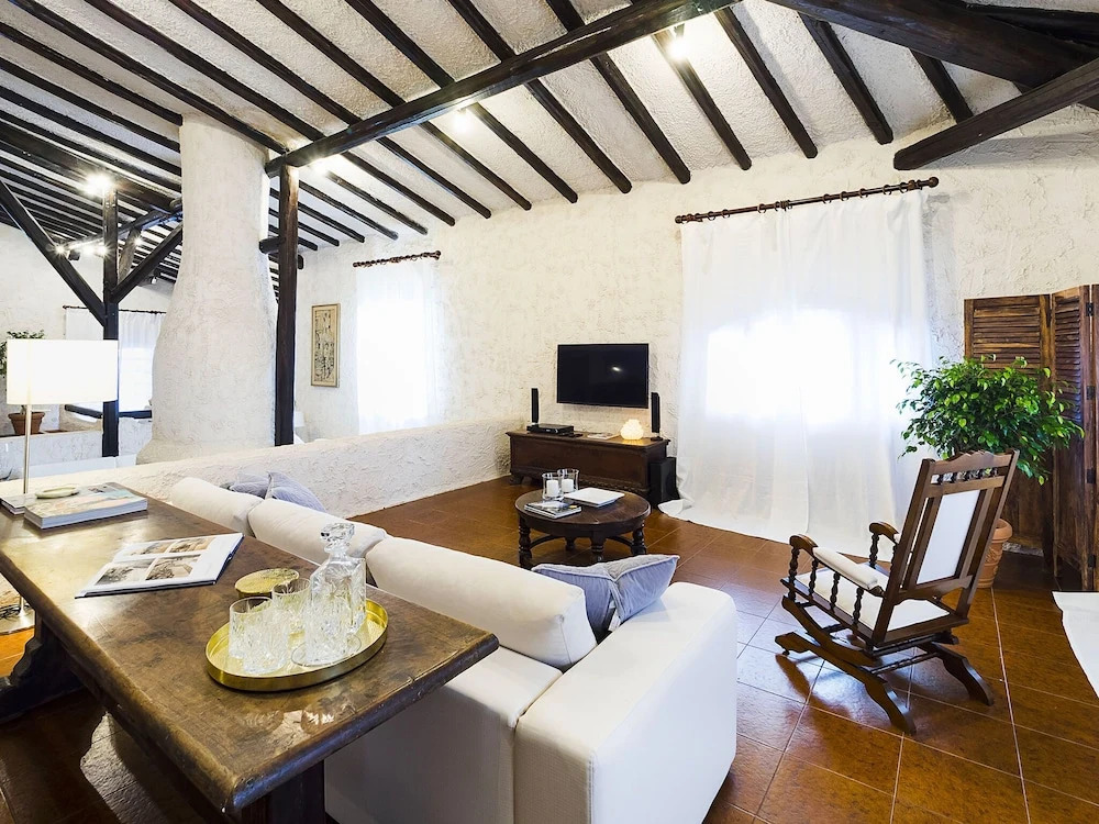 Exclusive Villa With Private Swimming Pool That Enjoys a Splendid Seafront View