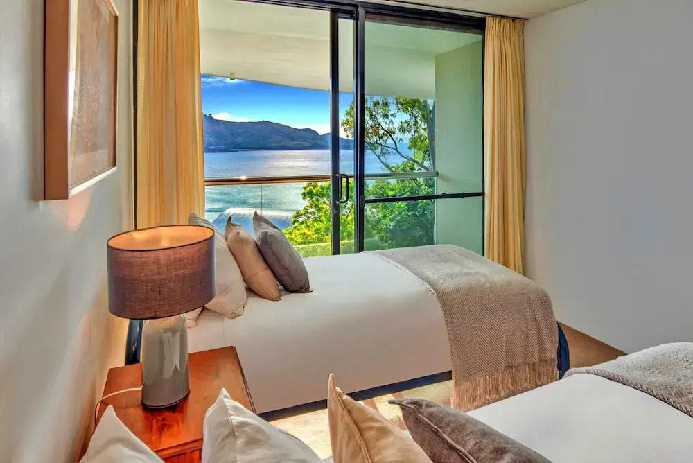 Waves 5 Luxury 3 Bedroom Breathtaking Ocean Views Central Location