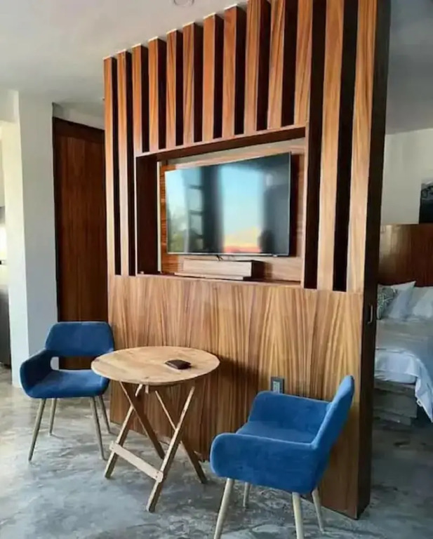 Isla Bistro Condos by Lubeck HCollection