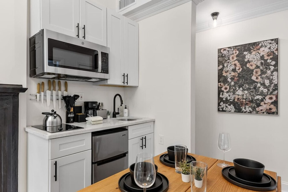 Bright 3BR Harlem Home w In-unit Laundry