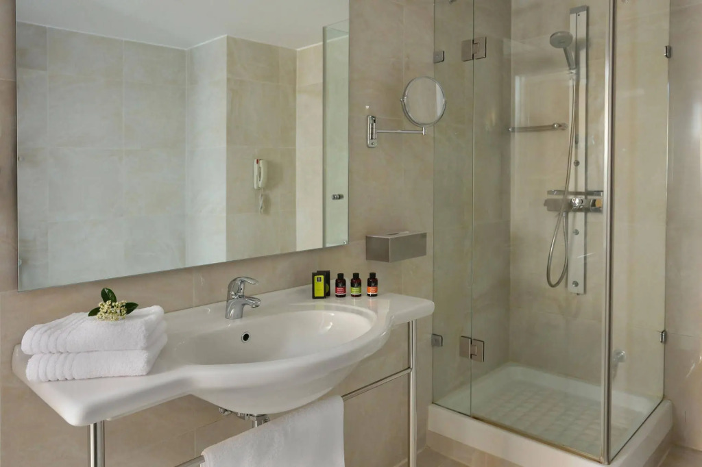 Chloe Luxury Hotel