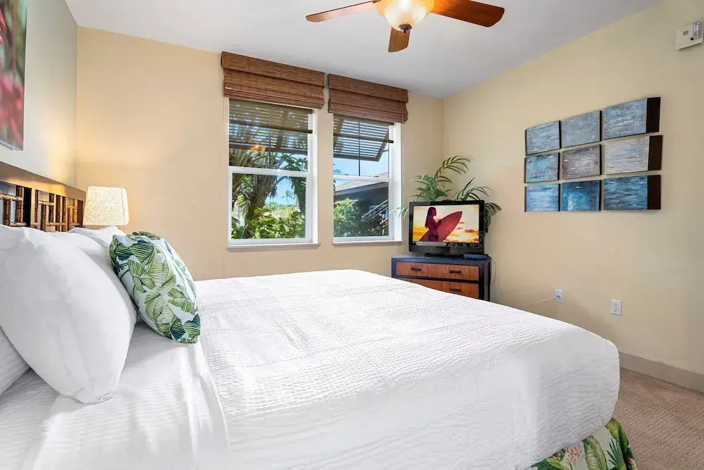 Ground Floor, Ocean View, Walking Distance to Shops, Food & Beach! - Vrkcv