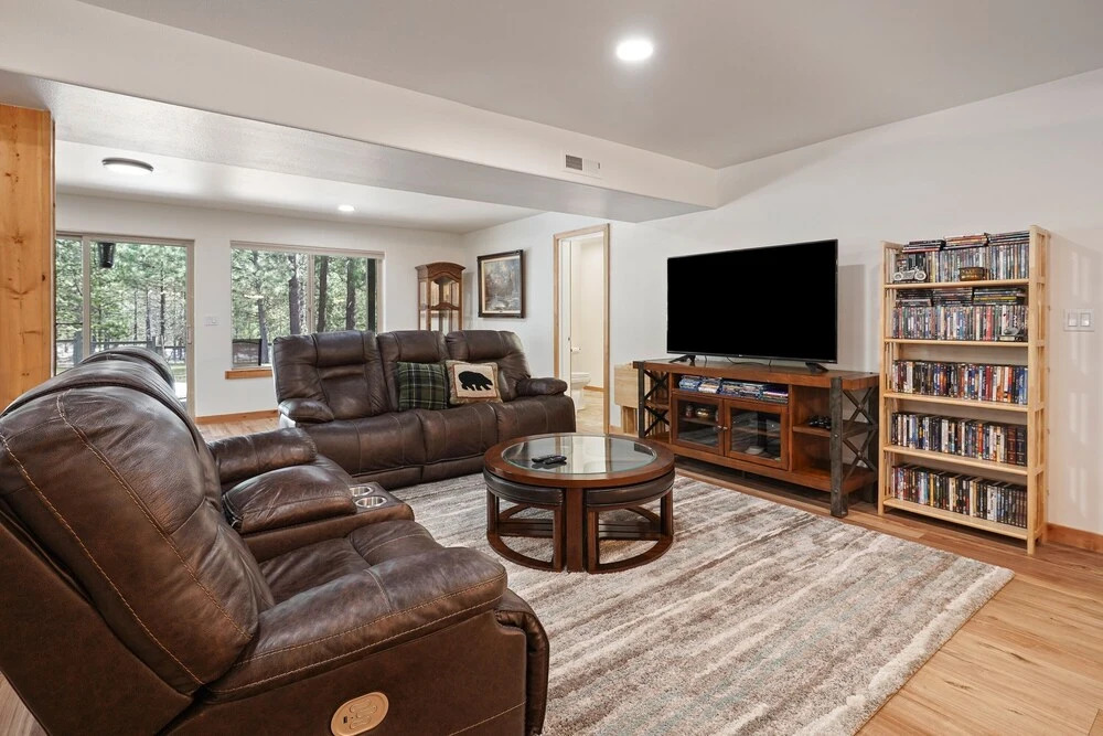 Super Coop 5 Bedroom Home by RedAwning, Bend