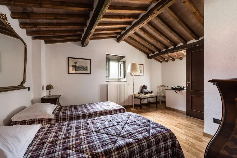 Spacious Deluxe Apartment With Private Garden